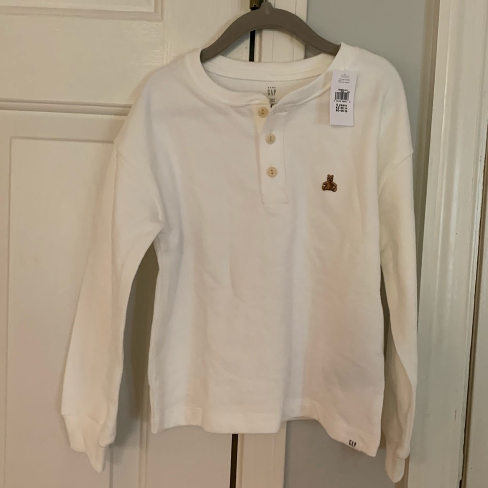 -White 3 button Henley Gap boys top 
size 5T. 
NWT.